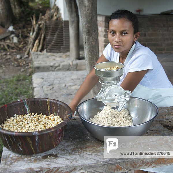 benutzen  Frau  Lebensmittel  jung  Reibe  Reiben  Honduras