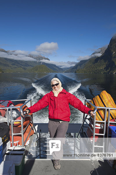 Landschaftlich schön  landschaftlich reizvoll  Fröhlichkeit  Zweifel  See  Boot  Touristin  Geräusch  Kreuzfahrtschiff  Neuseeland