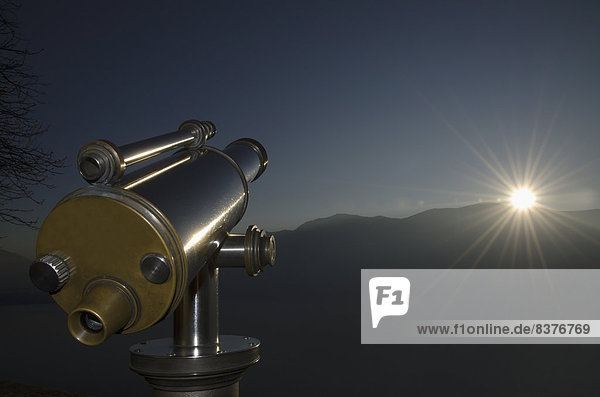 entfernt Berg über Sonnenlicht Fernglas Fokus auf den Vordergrund Fokus auf dem Vordergrund glänzen Ascona Sonne Schweiz