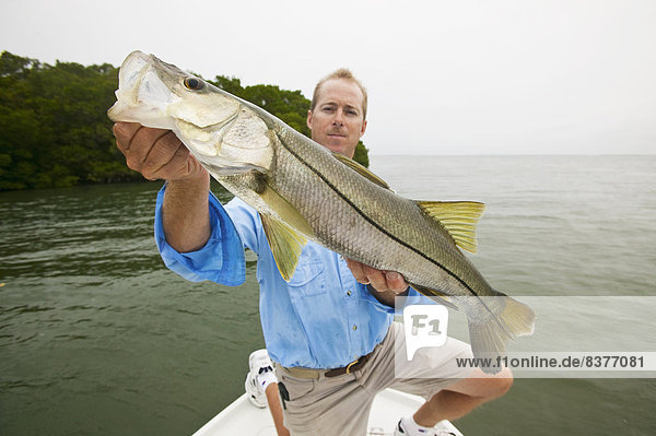 Vereinigte Staaten von Amerika USA zeigen Fisch Pisces Mann Stolz Frische fangen Boot Florida