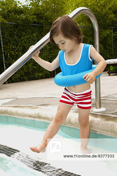 Stufe Vereinigte Staaten von Amerika USA Lifestyle jung Schwimmbad Kleidung Mädchen klingeln