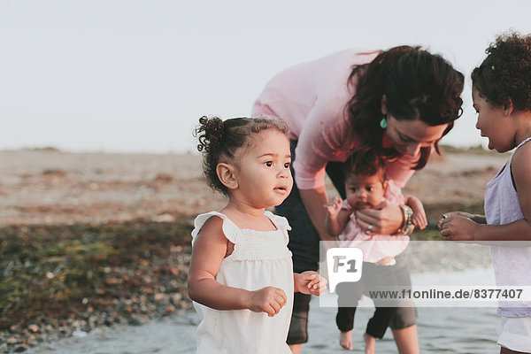 Wasser  Strand  waten  multikulturell  Tochter  Mutter - Mensch  British Columbia  Kanada