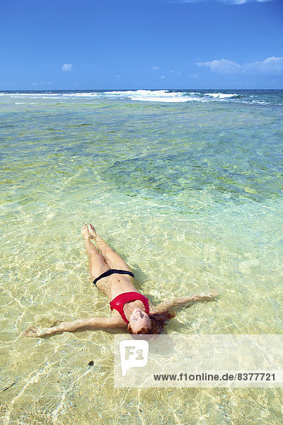 Vereinigte Staaten von Amerika  USA  Wasser  Frau  liegend  liegen  liegt  liegendes  liegender  liegende  daliegen  Ozean  seicht  jung  Hawaii