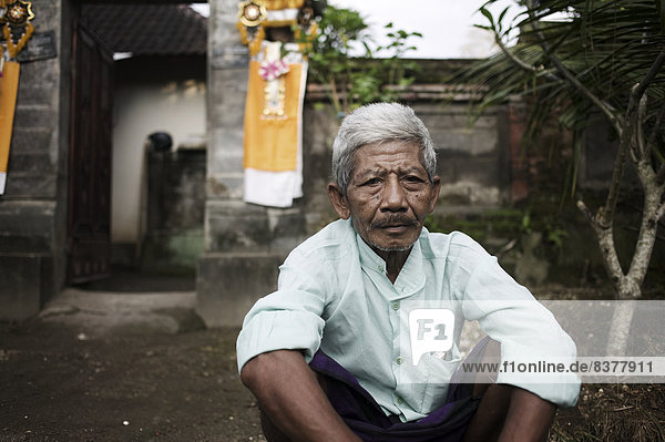 Mann Wohnhaus frontal Indonesien