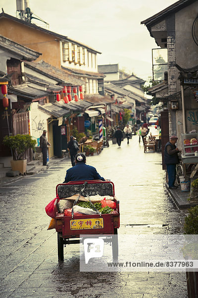 Frau  fahren  Straße  Gemüse  Großstadt  China  alt  Dreirad  Yunnan