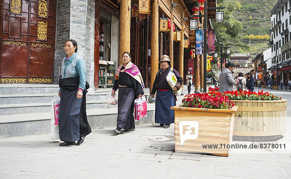 Frau gehen Tasche kaufen China Tibet Sichuan
