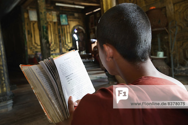 Myanmar  Mönch  vorlesen