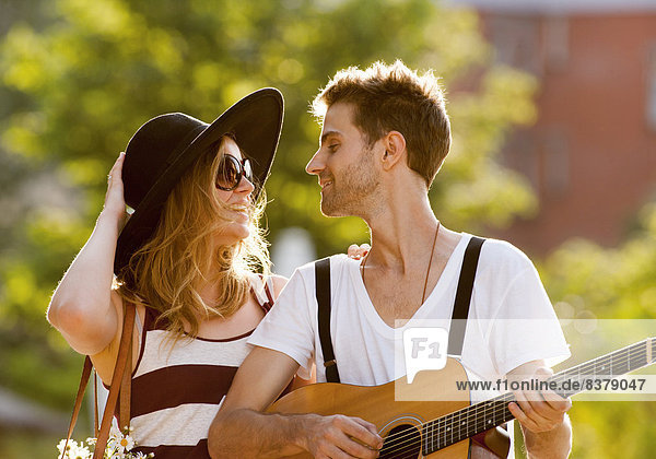 Verliebtes Paar im Sommer  mit Gitarre