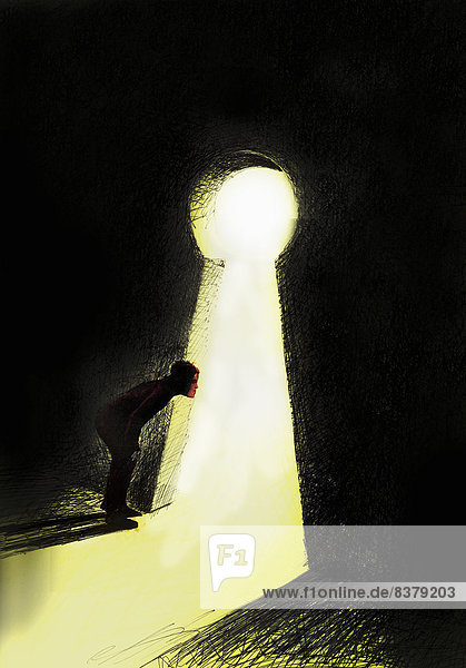 Vorsichtiger Mann schaut durch ein großes Schlüsselloch ins Licht