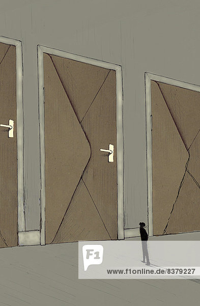 Mann schaut auf geschlossene Türen in Form von Briefumschlägen