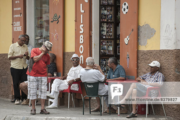 Männer sitzen im Café Lisboa in der Altstadt  Mindelo  São Vicente  Kap Verde