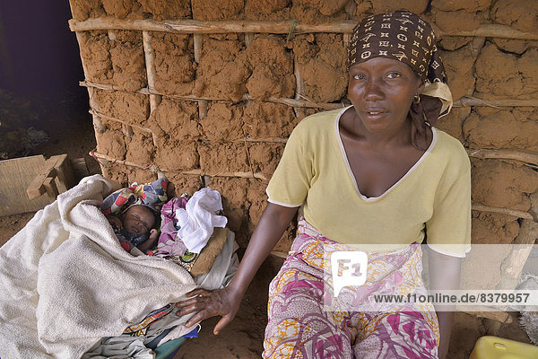 Frau mit Kind vor ihrer Hütte  bei Kent  Region Western Area  Sierra Leone