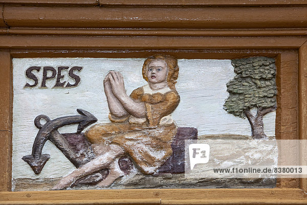 Spes lateinisch für Hoffnung Holzschnitzerei an der Fassade der Alten Lateinschule Alfeld Alfeld Niedersachsen Deutschland