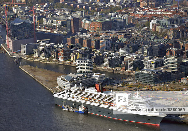 Queen Mary 2  hinten die Hafencity  Hamburger Hafen  Hamburg  Deutschland