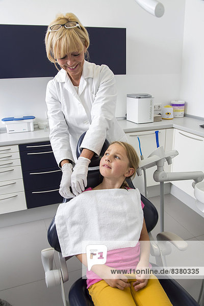 Mädchen beim Zahnarzt  Zahnarzthelferin bereitet die Patientin vor  Deutschland