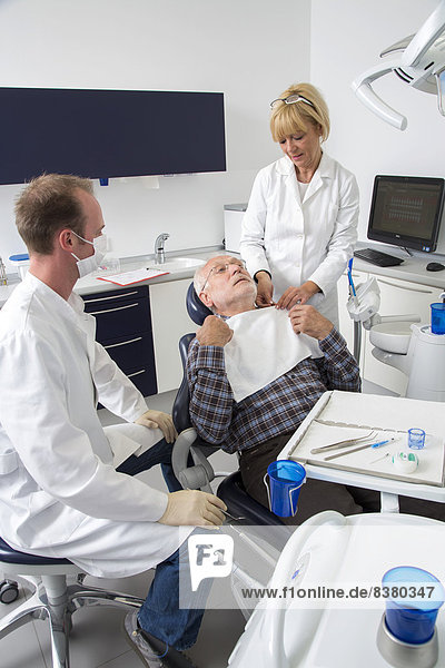 Älterer Mann beim Zahnarzt  Deutschland