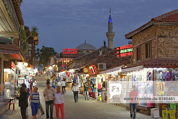 Altstadtgasse mit Geschäften und der Selimiye-Moschee  Side  Pamphylien  Provinz Antalya  Türkei