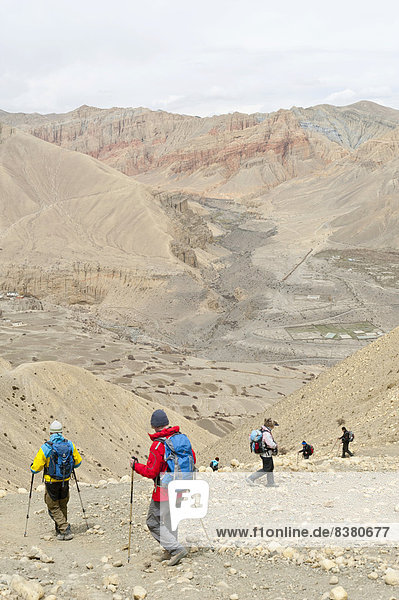Hikers descending from the Ghemi La Pass  Upper Mustang  Nepal