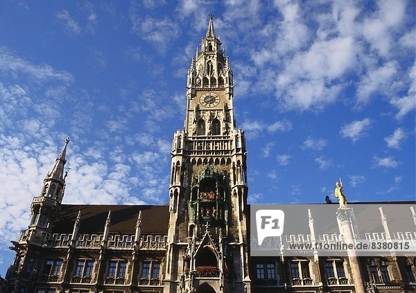 Aussenansicht und Uhrturm dem Neues Rathaus  München  Bayern  Deutschland