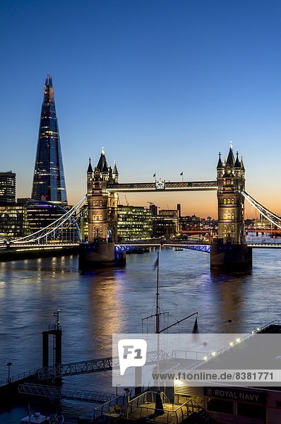 Blick auf die Scherbe und die Turmbrücke über der Themse in der Dämmerung  London  England  Großbritannien  Europa