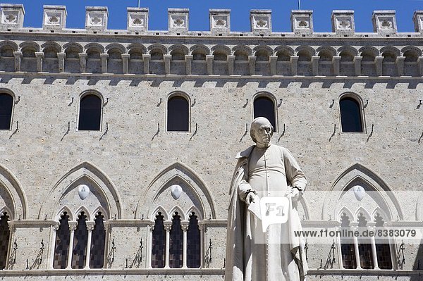 Statue of Sallustio Bandini  Palazzo Salimbeni  Siena  Tuscany  Italy