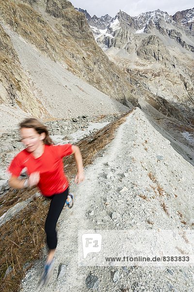 Frau  folgen  über  rennen  Gletscher