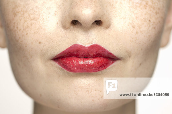 Junge Frau mit leuchtend rotem Lippenstift  Portrait
