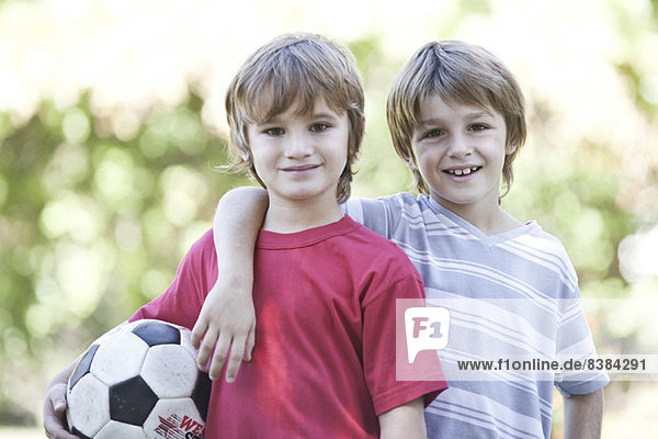 Jungen mit Fußball  Portrait