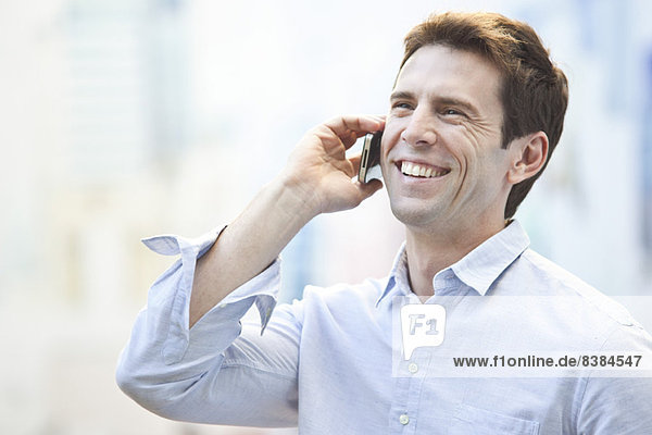 Mann im mittleren Erwachsenenalter beim Telefonieren  Porträt