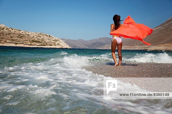 Europa  Frau  gehen  Strand  Bikini  Kykladen  Griechenland  Griechische Inseln