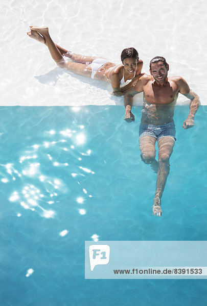 Porträt eines lächelnden Paares im Schwimmbad