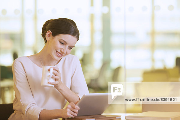 Geschäftsfrau mit digitalem Tablett im Büro