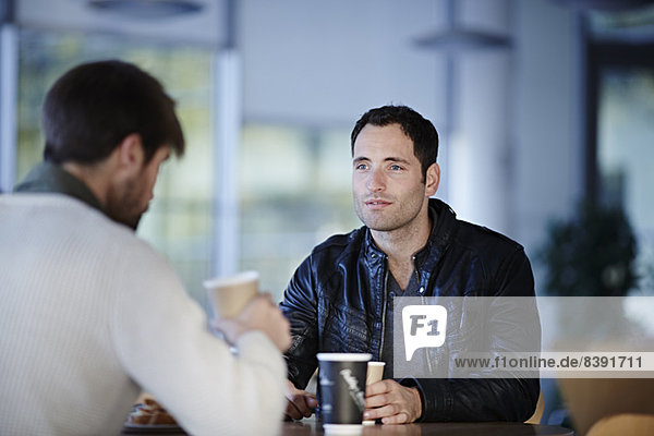 Männer beim Kaffee im Café