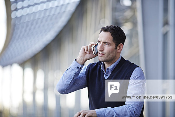 Geschäftsmann beim Telefonieren im Freien