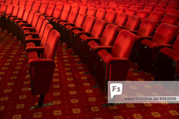 Sitzplätze im leeren Theatersaal