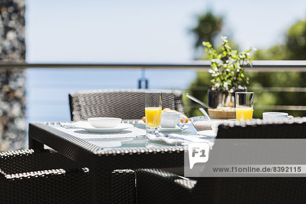 Frühstück auf der luxuriösen Terrasse mit Blick auf den Ozean
