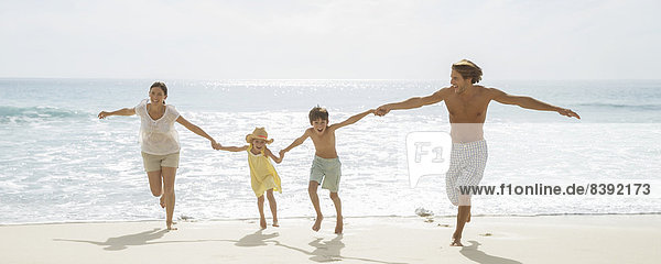 Familienlauf gemeinsam am Strand