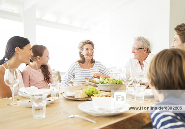Mehrgenerationen-Familie beim gemeinsamen Essen am Tisch