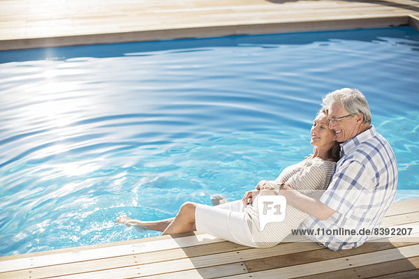 Seniorenpaar entspannt am Pool
