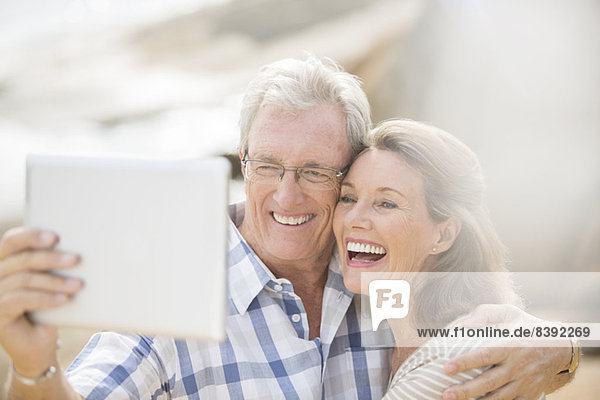 Ältere Paare fotografieren mit einem digitalen Tablett