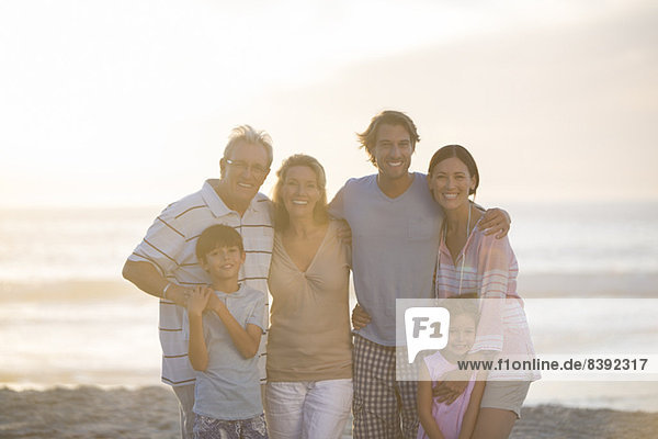Familie lächelt zusammen am Strand
