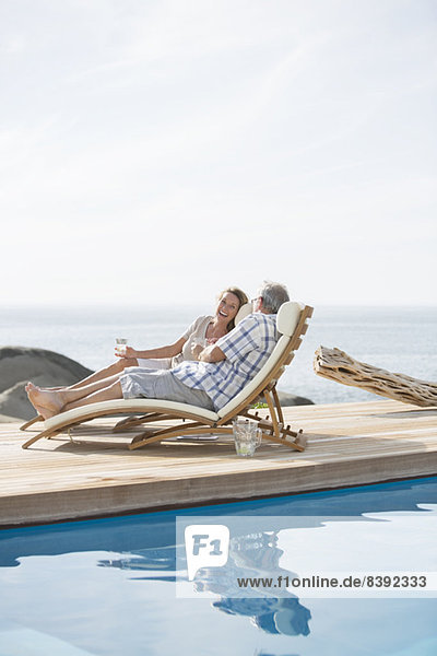 Ältere Paare entspannen sich am Pool