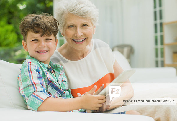 Ältere Frau und Enkelin mit digitalem Tablett