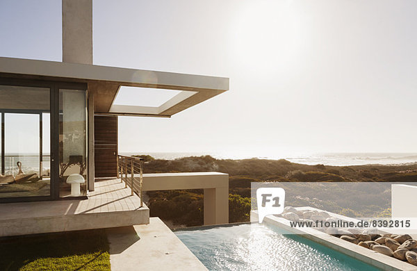 Modernes Haus und Schwimmbad mit Meerblick