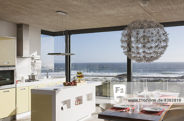 Küche und Esszimmer im modernen Haus mit Meerblick