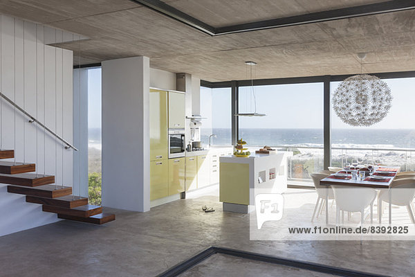 Moderne Küche und Esszimmer mit Meerblick