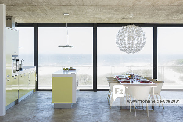 Modernes Esszimmer und Küche mit Blick aufs Meer