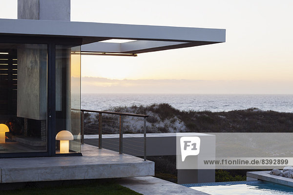Modernes Haus mit Blick auf das Meer bei Sonnenuntergang