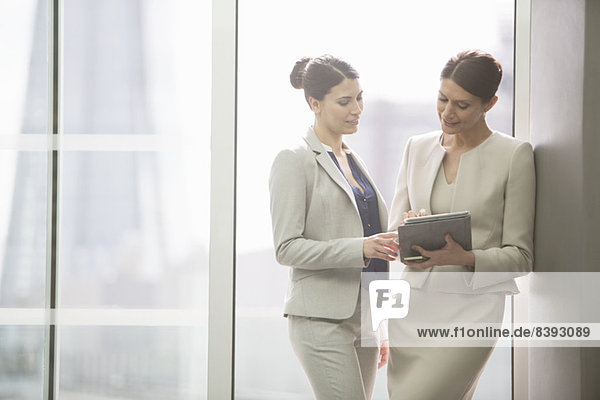 Geschäftsfrauen mit digitalem Tablett im Büro