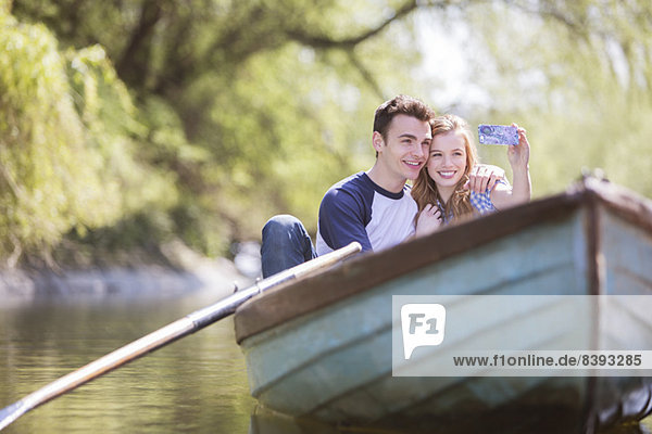 Paar nimmt Selbstporträts im Ruderboot auf